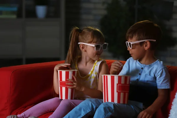 Niedlichen Kindern Brille Film Auf Dem Sofa Abend — Stockfoto