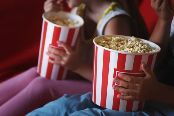 Niedliche Kinder Essen Popcorn Während Sie Abends Fernsehen — Stockfoto