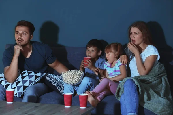 Familie Schaut Abends Auf Dem Sofa Fern — Stockfoto