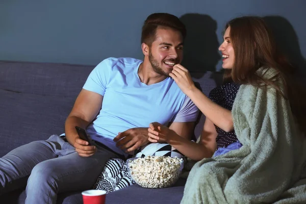 Pareja Joven Comiendo Palomitas Maíz Mientras Televisión Sofá Por Noche — Foto de Stock