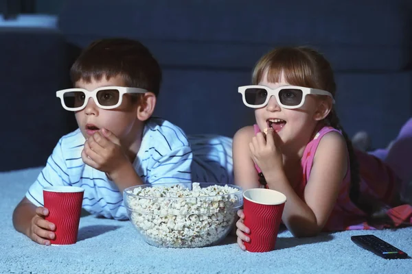 Lindos Niños Gafas Viendo Película Alfombra Por Noche —  Fotos de Stock