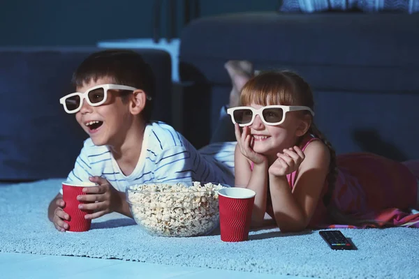 Enfants Mignons Dans Des Lunettes Regarder Film Sur Tapis Soirée — Photo