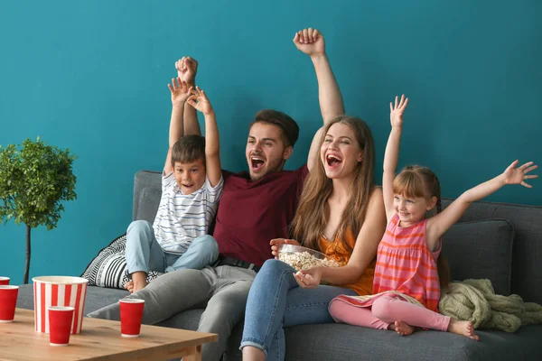 Glückliche Familie Vor Dem Fernseher Auf Dem Heimischen Sofa — Stockfoto