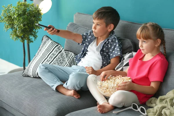 Söta Barn Titta Soffan Hemma — Stockfoto