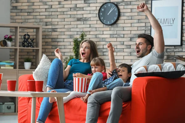 Familie Schaut Fernsehen Auf Dem Sofa Hause — Stockfoto