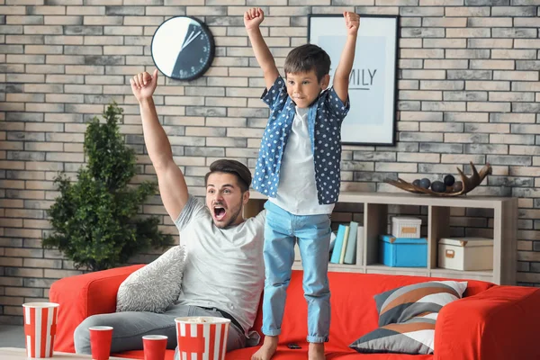 Pai Feliz Seu Filho Assistindo Sofá Casa — Fotografia de Stock