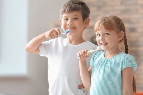 Милі Маленькі Діти Чистять Зуби Вдома — стокове фото