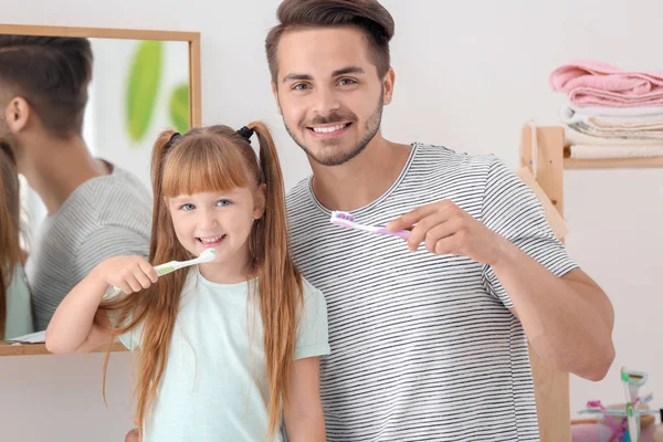 Mała Dziewczynka Jej Ojciec Szczotkowanie Zębów Łazience — Zdjęcie stockowe