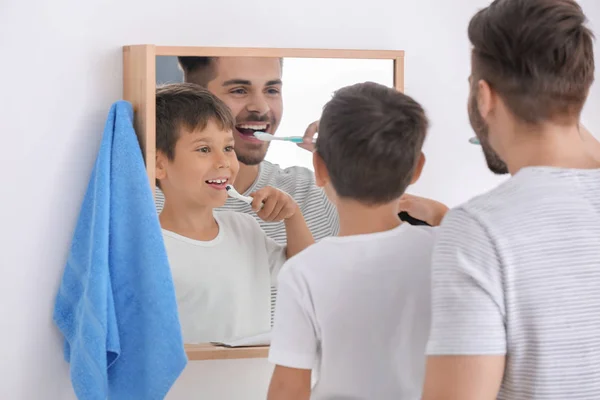 Мальчик Отец Чистят Зубы Ванной — стоковое фото