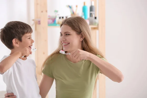 Kleine Jongen Zijn Moeder Tandenpoetsen Badkamer — Stockfoto