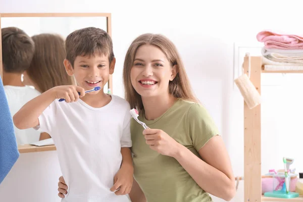 Niño Madre Cepillándose Los Dientes Baño — Foto de Stock