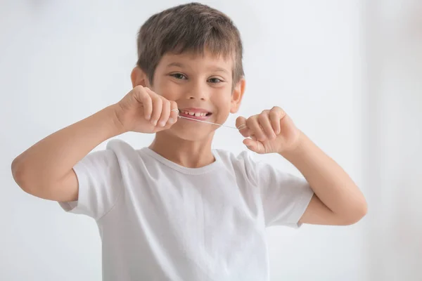 Χαριτωμένο Μικρό Αγόρι Οδοντικό Νήμα Δόντια Του Ανοιχτόχρωμο Φόντο — Φωτογραφία Αρχείου