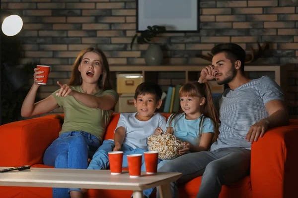 Familie Schaut Abends Auf Dem Sofa Fern — Stockfoto