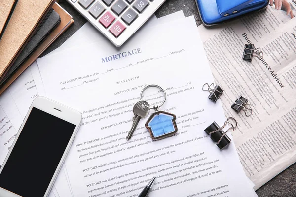 Key Trinket Phone Mortgage Contract Table — Stock Photo, Image