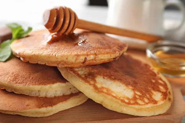 Tablero Con Sabrosos Panqueques Miel Mesa Primer Plano — Foto de Stock