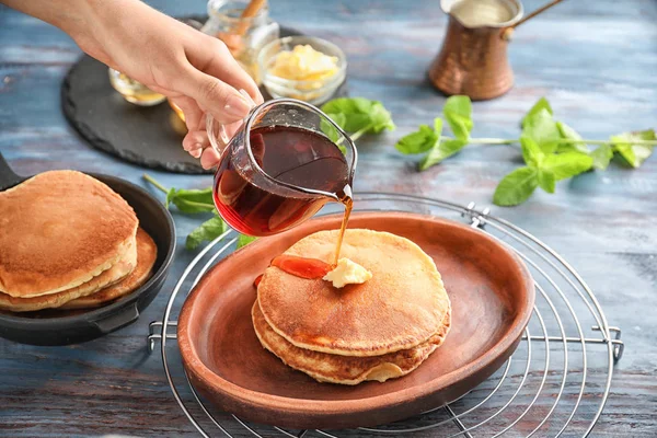 Frau Gießt Ahornsirup Auf Leckere Pfannkuchen — Stockfoto