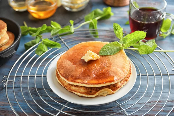 Kühlregal Mit Leckeren Pfannkuchen Auf Holztisch — Stockfoto