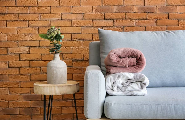 Sofa Mit Gefalteten Warmen Plaids Wohnzimmer — Stockfoto