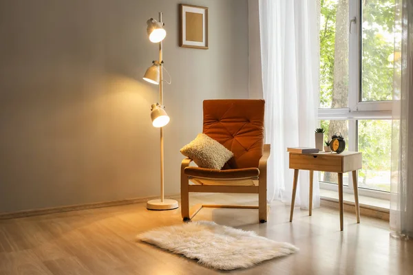 Modernes Interieur Des Zimmers Mit Bequemen Sessel — Stockfoto