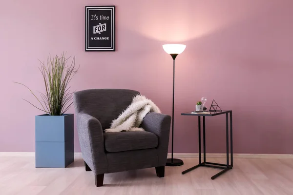 Modern Belső Szoba Színes Fal Közelében Kényelmes Fotel — Stock Fotó