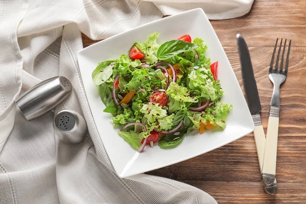 板木餐桌上的美味蔬菜沙拉 — 图库照片