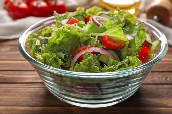 Mísa Chutný Zeleninový Salát Dřevěný Stůl Closeup — Stock fotografie