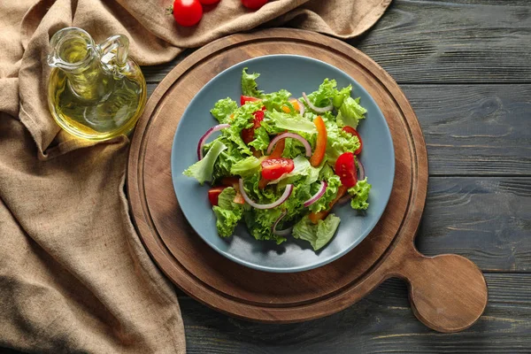 Plaat Met Lekkere Groente Salade Houten Tafel — Stockfoto
