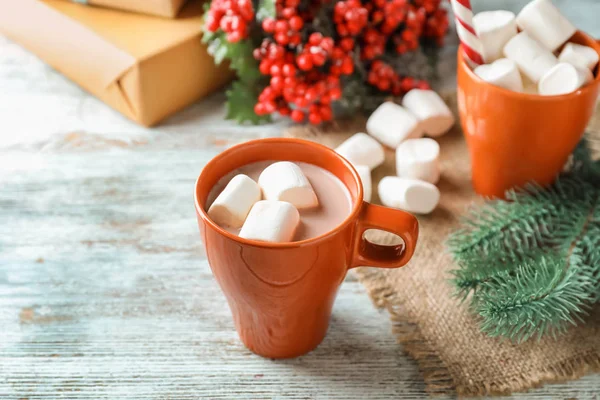 Tassen Mit Leckerem Kakao Marshmallows Und Weihnachtsdekor Auf Holzgrund — Stockfoto