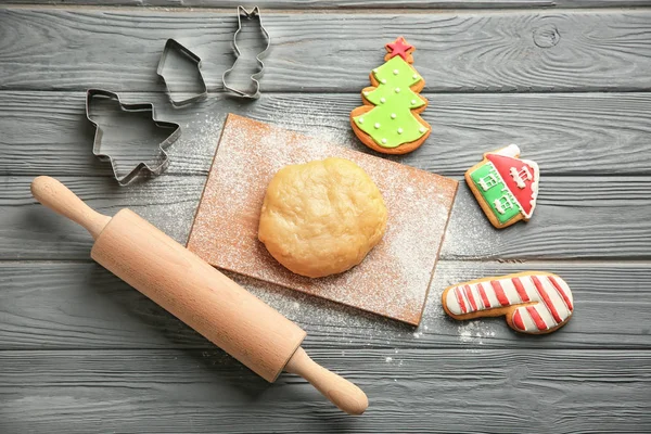 Komposition Mit Rohem Teig Für Weihnachtsplätzchen Auf Holztisch — Stockfoto