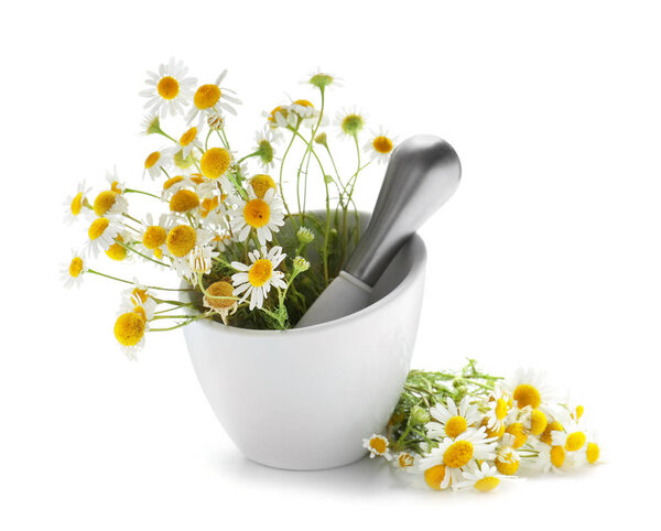 Миномет с ромашками на белом фоне
