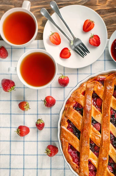 Tasty Pie Berries Cups Aromatic Tea Table — Stock Photo, Image