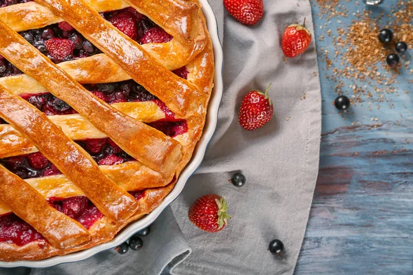 Torta Saborosa Com Bagas Mesa Madeira — Fotografia de Stock