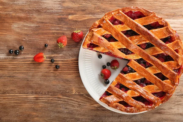 Torta Saborosa Com Bagas Mesa Madeira — Fotografia de Stock