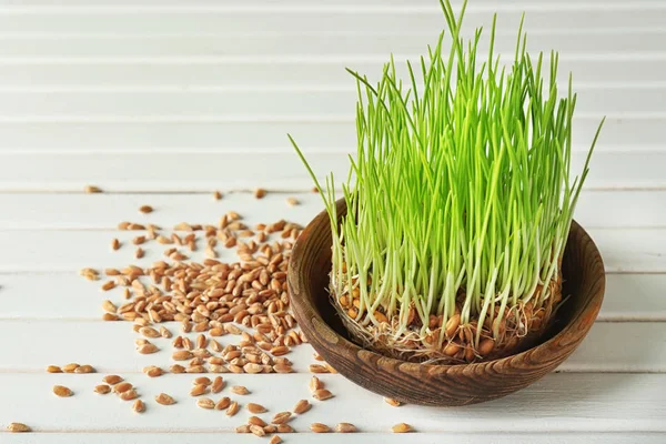 Wooden Bowl Sprouted Wheat Grass Scattered Grains Table — Stock Photo, Image