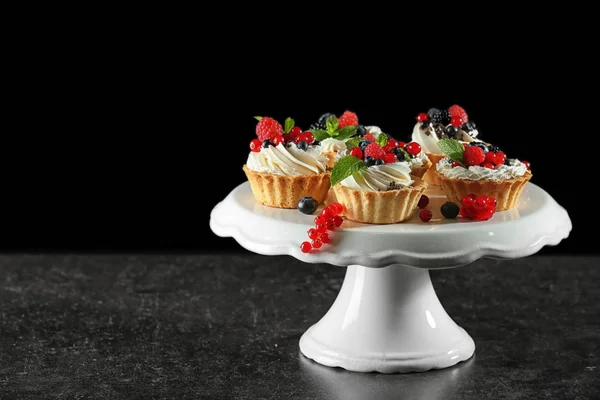 Välsmakande Tartlets Med Vispad Grädde Och Bär Dessert Ställning Mot — Stockfoto
