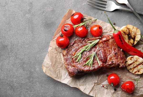 Carne Grelhada Saborosa Com Legumes Ervas Mesa Cinza — Fotografia de Stock