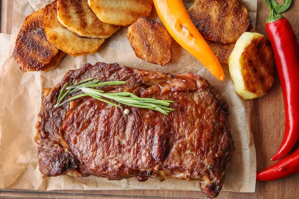 Leckeres Grillfleisch Mit Gemüse Und Kräutern Bord — Stockfoto