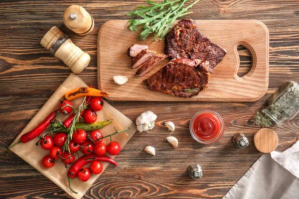 Carne Grelhada Saborosa Com Legumes Especiarias Ervas Mesa Madeira — Fotografia de Stock