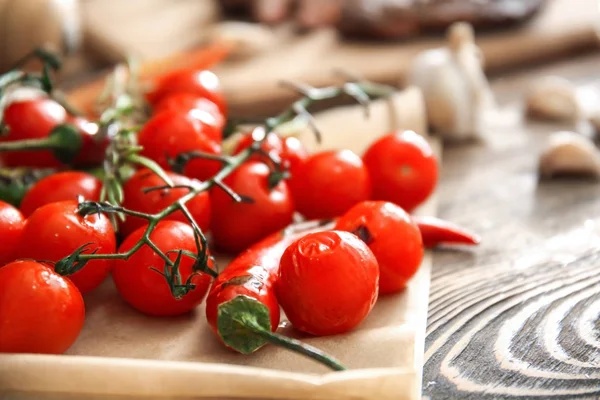 Pomidory Papryka Chili Drewnianym Stole Zbliżenie — Zdjęcie stockowe