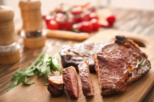 Junta Con Sabrosa Carne Parrilla Cortada Mesa —  Fotos de Stock