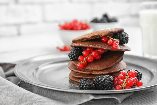 Deliciosas Panquecas Chocolate Decoradas Com Bagas Prato — Fotografia de Stock