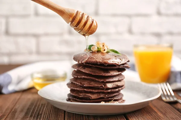 Honig Auf Leckeren Schokoladenkuchen Auf Teller Gießen — Stockfoto