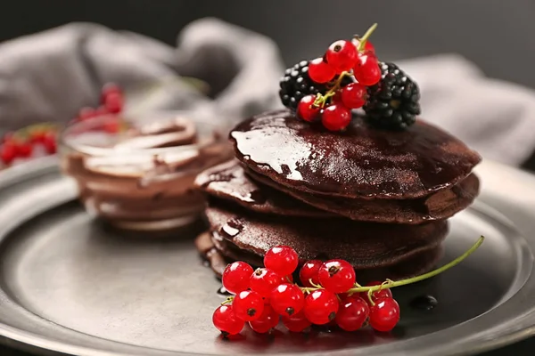 Deliciosas Panquecas Chocolate Decoradas Com Bagas Xarope Doce Prato Close — Fotografia de Stock