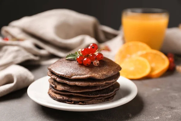 Deliciosos Panqueques Chocolate Decorados Con Grosella Plato — Foto de Stock