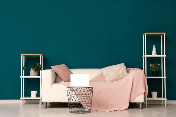 Wnętrze Salonu Stylowe Komfortowa Sofa Pobliżu Kolor Ściany — Zdjęcie stockowe