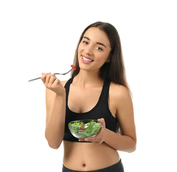 白い背景の上の新鮮な野菜のサラダを持つスポーティな女 — ストック写真