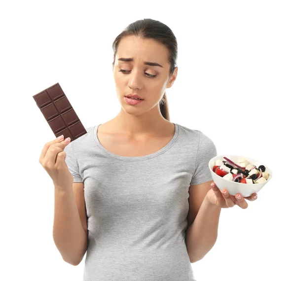 Jovem Mulher Escolhendo Entre Salada Fresca Chocolate Fundo Branco — Fotografia de Stock