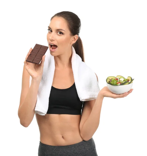 Jovem Mulher Esportiva Com Salada Legumes Frescos Chocolate Fundo Branco — Fotografia de Stock