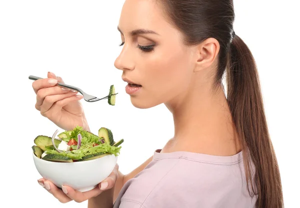 Jovem Mulher Comendo Salada Legumes Frescos Fundo Branco — Fotografia de Stock