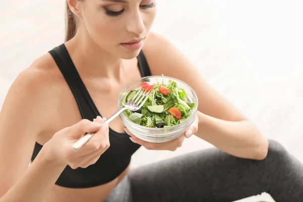Jovem Mulher Esportiva Comendo Salada Legumes Frescos Casa — Fotografia de Stock